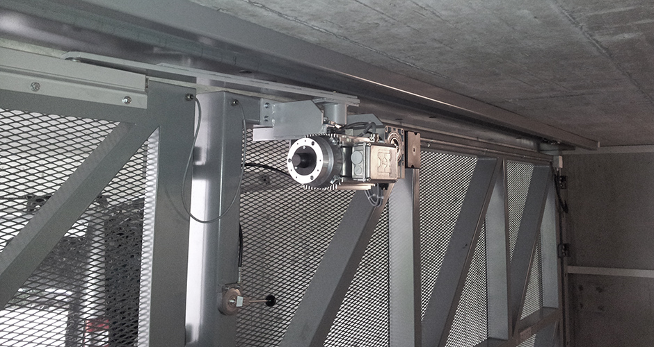 GfA-Falttor-ELEKTROMATEN FT im Einsatz an einem Falttor mittels selbst konstruierter Antriebskonsole und Hebelarm der ROWI-TECH AG